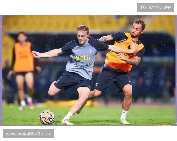 足球明星与美女裁判的精彩瞬间引发热议球场内外的魅力碰撞与互动